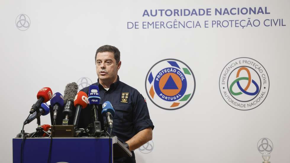 O comandante Nacional da Proteção Civil, Mário Silvestre, intervém na conferência de imprensa na sede da Autoridade Nacional de Emergência e Proteção Civil (ANEPC), para fazer um ponto da situação sobre os incêndios, em Carnaxide, Oeiras, 18 de agosto de 2025. ANTÓNIO PEDRO SANTOS/LUSA