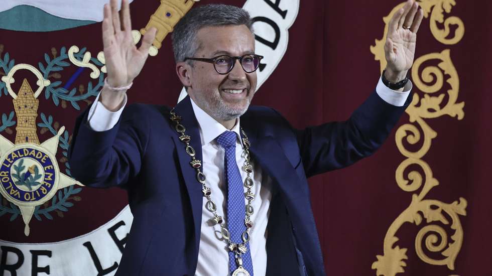 O presidente da Câmara Municipal de Lisboa, Carlos Moedas, durante a cerimónia de instalação dos Órgãos do Município de Lisboa 2025/2029, em Lisboa, 11 de novembro de 2025. Nas eleições de 12 de outubro, o social-democrata Carlos Moedas foi reeleito presidente da Câmara Municipal de Lisboa, através da candidatura “Por ti, Lisboa” - PSD/CDS-PP/IL, que obteve 110.586 votos (41,69%) e conseguiu oito mandatos, mais um do que os sete alcançados em 2021, ficando a um de obter maioria absoluta, o que exigiria a eleição de nove dos 17 membros que compõem o executivo da capital. ANTÓNIO COTRIM/LUSA