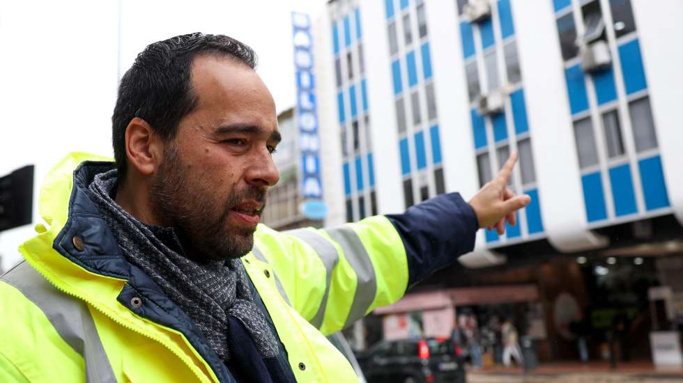O presidente da Junta de Freguesia da Venteira, João Pica, durante uma entrevista à Agência Lusa na Junta de Freguesia da Venteira, Amadora, 5 de dezembro de 2025. (ACOMPANHA TEXTO DA LUSA DE 06-12-2025) DIOGO FARIA REIS/LUSA