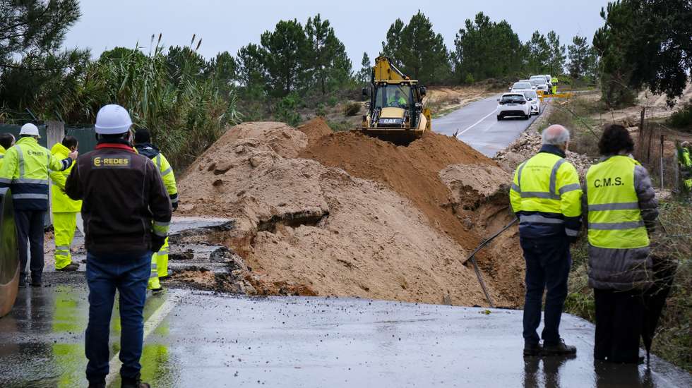 Chuvas fortes devido à passagem da depressão Claudia provocaram inundações causando o abatimento de um troço de uma estrada em Azeitão, Setúbal, 14 de novembro de 2025. A depressão Cláudia afeta desde quarta-feira Portugal continental e o arquipélago da Madeira com chuva, vento e agitação marítima fortes, segundo o Instituto Português do Mar e da Atmosfera (IPMA). RUI MINDERICO/LUSA.