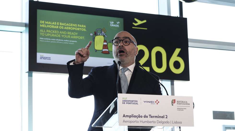 O ministro das Infraestruturas e Habitação, Miguel Pinto Luz, intervém durante a cerimónia de inauguração da ampliação do Terminal 2 do Aeroporto Humberto Delgado, em Lisboa, 07 de janeiro de 2026. CARLOS M. ALMEIDA/LUSA