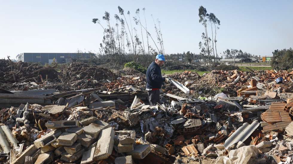 Um trabalhador separa resíduos resultantes da passagem da tempestade Kristin, em Ferreira do Zêzere, 26 de fevereiro de 2026. (ACOMPANHA TEXTO DA LUSA DE 28-02-2026) ANTÓNIO PEDRO SANTOS/LUSA