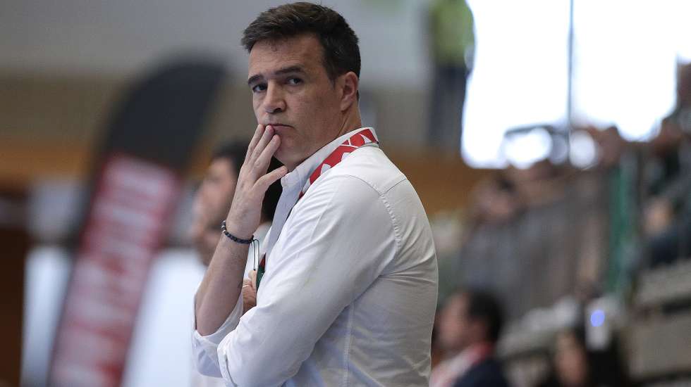 O treinador do Sporting, Ricardo Costa, durante o jogo da final da Taça de Portugal de andebol contra o FC Porto, realizado no Pavilhão Desportivo Municipal, em Santo Tirso, 07 de junho de 2025. MANUEL FERNANDO ARAÚJO/LUSA