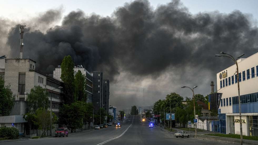 epa12956564 Smoke rises over a street following a Russian attack on Kyiv, Ukraine, 14 May 2026, amid the Russian invasion. Russia struck the Ukrainian capital with dozens of missiles and hundreds of drones early on 14 May, leaving at least three dead and over 40 injured, according to Kyiv mayor Vitali Klitschko.  EPA/MAXYM MARUSENKO 117307