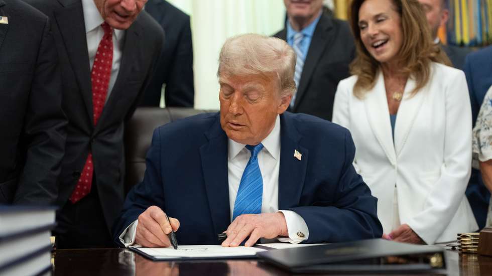 epa13028738 US President Donald Trump signs the “Secure America Act” in the Oval Office of the White House in Washington, DC, USA, 10 June 2026. The act requires proof of citizenship to register to vote.  EPA/AARON SCHWARTZ / POOL