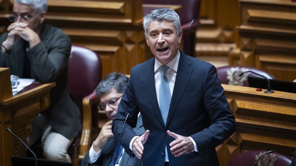 O secretário-geral do Partido Socialista (PS), José Luis Carneiro, usa da palavra durante o debate quinzenal, na Assembleia da República, em Lisboa, 09 de outubro de 2026. JOSÉ SENA GOULÃO/LUSA