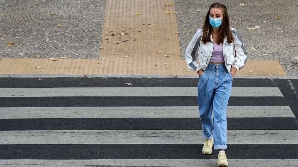 Uma aluna usando uma máscara de proteção respiratória à chegada à Escola Secundária José Falcão, no dia que assinala o regresso às aulas, com as regras no contexto de pandemia da Covid-19, em Coimbra, 17 de setembro de 2020. PAULO NOVAIS/LUSA