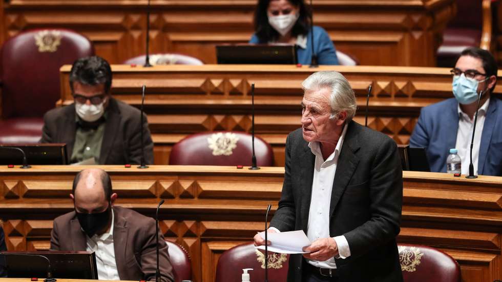 O secretário-geral do Partido Comunista Português (PCP), Jerónimo de Sousa, participa no debate parlamentar com a presença do primeiro-ministro, António Costa (ausente da foto), sobre política geral, na Assembleia da República, em Lisboa, 17 de março de 2021. MÁRIO CRUZ/LUSA