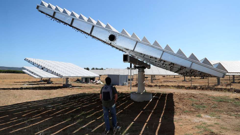 Painéis solares com tecnologia inovadora, onde juntando a água se produz o hidrogénio, na central de produção ainda em instalação da Fusion Fuel, onde hoje foi apresentado o projeto H2 Évora, com a presença do ministro do Ambiente e da Ação Climáticada, João Pedro Matos Fernandes, Évora, 27 de julho de 2021. NUNO VEIGA/LUSA