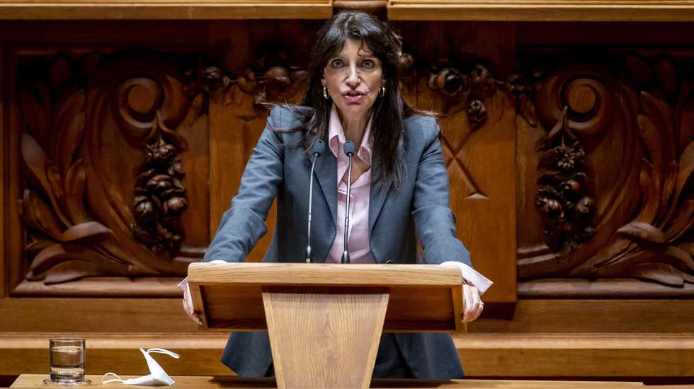 A deputada do Partido Social Democrata (PSD), Mónica Quintela, intervém durante o debate sobre o pedido de renovação do estado de emergência, na Assembleia da República, em Lisboa, 04 de dezembro de 2020. JOSÉ SENA GOULÃO/LUSA