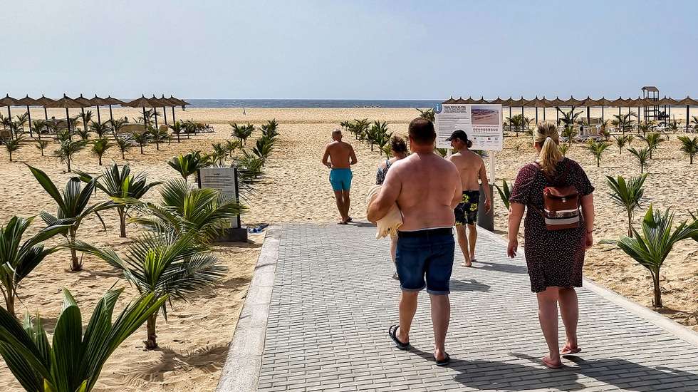 Turistas à saída do hotel RIU Palace Santa Maria, o mais recente e um dos maiores de Cabo Verde, inaugurado em plena pandemia de covid-19, já emprega 600 trabalhadores cabo-verdianos na ilha do Sal e já contabiliza 190 mil dormidas, Santa Maria, Cabo Verde, 10 de dezembro de 2021.  (ACOMPANHA TEXTO DE 13  DEZEMBRO 2021).  PAULO JULIÃO/LUSA