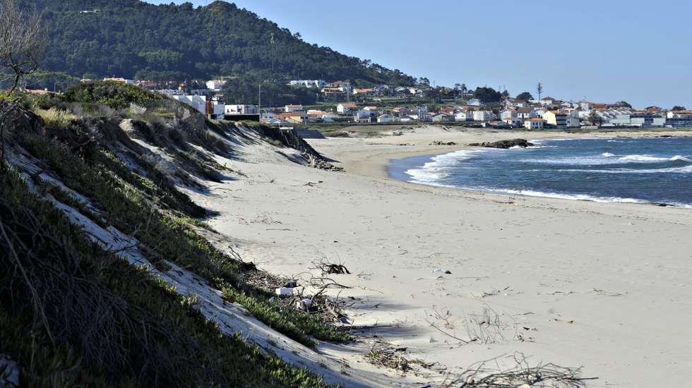 Dois anos depois de o mar ter galgado a duna primária de Moledo a obra de consolidação urgente continua por concretizar e valeu o "São Pedro" e alguma "sorte" para evitar maiores problemas, Caminha, 12 de maio de 2013.  (ACOMPANHA TEXTO) ARMENIO BELO / LUSA