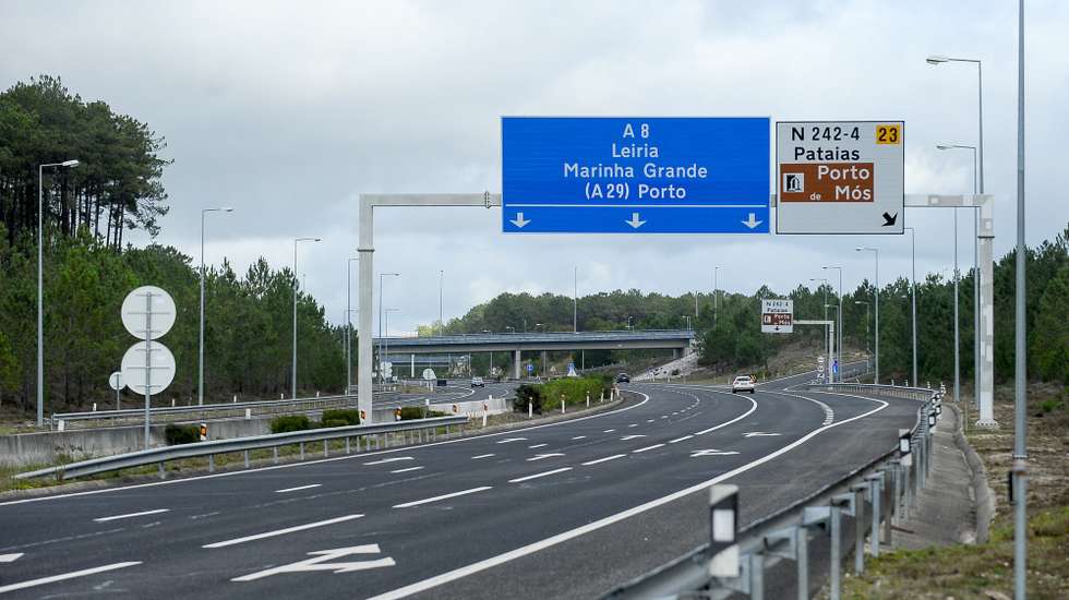 Saída da A8 para Pataias, onde se encontra uma das pedreiras que está em estudo de impacto ambiental e que está dividida pela autoestrada, entre os nós de Valado dos Frades, na Nazaré e Pataias, Alcobaça, 13 de novembro de 2019. A Quercus alertou hoje para o perigo de acidentes ou abatimento do piso da Autoestrada 8 (A8) se for licenciada uma mina, em consulta pública, mas já parcialmente explorada, na fronteira entre os concelhos de Alcobaça e Nazaré. CARLOS BARROSO/LUSA