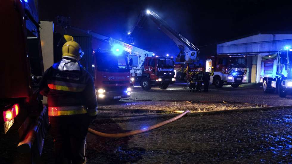 Bombeiros combatem um incêndio na fábrica da Sociedade Portuense de Drogas, em São Cosme, Gondomar, no distrito do Porto, que se iniciou cerca das 17:40 e “já tomou todo o espaço da fábrica”, centrando-se o esforço dos bombeiros em evitar que as chamas “atinjam os silos de combustível”, explicou à Lusa o adjunto do comando dos Bombeiros de Valbom, Manuel Viana, Porto, 29 de abril de 2023. Segundo a página da Proteção Civil, pelas 21:45 estavam no combate às chamas 214 operacionais e 69 viaturas. FERNANDO VELUDO/LUSA
