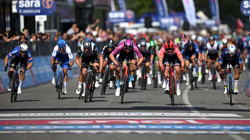 À terceira foi mesmo de vez: numa etapa onde chegou a dar ideia de que a fuga teria sucesso, Mads Pedersen conseguiu a primeira vitória neste Giro