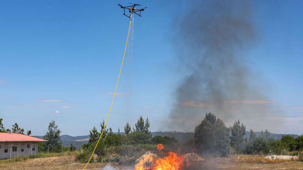 Demonstração do protótipo do drone (veículo aéreo não-tripulado) para apoio nas operações de combate aos incêndios florestais, com capacidade de supressão do fogo em zonas de difícil acesso ou em situações de elevado risco para as equipas no solo, no Laboratório de Estudos sobre Incêndios Florestais, junto ao Aeródromo da Lousã, 24 de maio de 2023. O projeto é um consórcio das empresas - Jacinto Marques de Oliveira e sucr. (líder), Sleeklab Ld.ª e Categoria Funcional Ld.ª - e pela  ADAI-Associação para o Desenvolvimento da Aerodinâmica Industrial, instituição de investigação do Sistema Científico e Tecnológico Nacional. PAULO NOVAIS/LUSA
