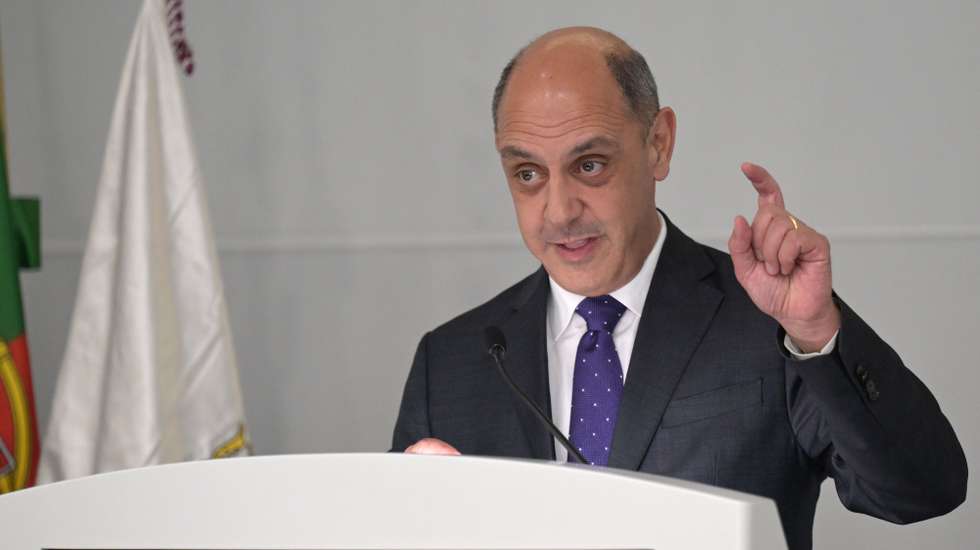 O ministro da Saúde, Manuel Pizarro, discursa durante a sessão comemorativa do Dia Nacional do Farmacêutico, no Porto, 26 de setembro de 2023. A data tem como objetivo divulgar a importância da profissão na sociedade. Adotado em 1989, pela Ordem dos Farmacêuticos, o Dia do Nacional do Farmacêutico comemora-se em 26 de setembro como homenagem a São Cosme e São Damião, os santos padroeiros da profissão farmacêutica. FERNANDO VELUDO/LUSA
