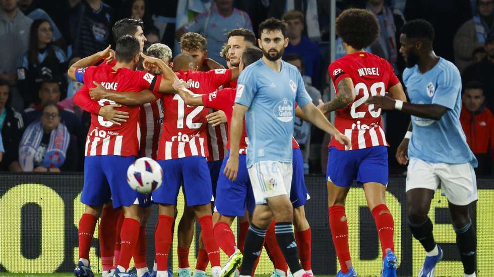 epa10931650 Atletico Madrid&#039;s players celebrate the 0-1 goal during the Spanish LaLiga soccer match between Celta de Vigo and Atletico de Madrid, in Vigo, Spain, 21 October 2023.  EPA/LAVANDEIRA