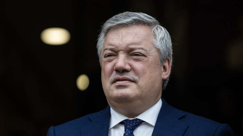 O presidente da câmara municipal de Vila Nova de Gaia, Eduardo Vítor Rodrigues, durante a cerimónia para a assinatura do contrato interadministrativo para requalificação do Posto Territorial da Guarda Nacional Republicana (GNR) de Avintes, em Vila Nova de Gaia, 29 de maio de 2023. O ministro da Administração Interna, José Luís Carneiro, presidiu à cerimónia de assinatura do contrato. JOSÉ COELHO/LUSA