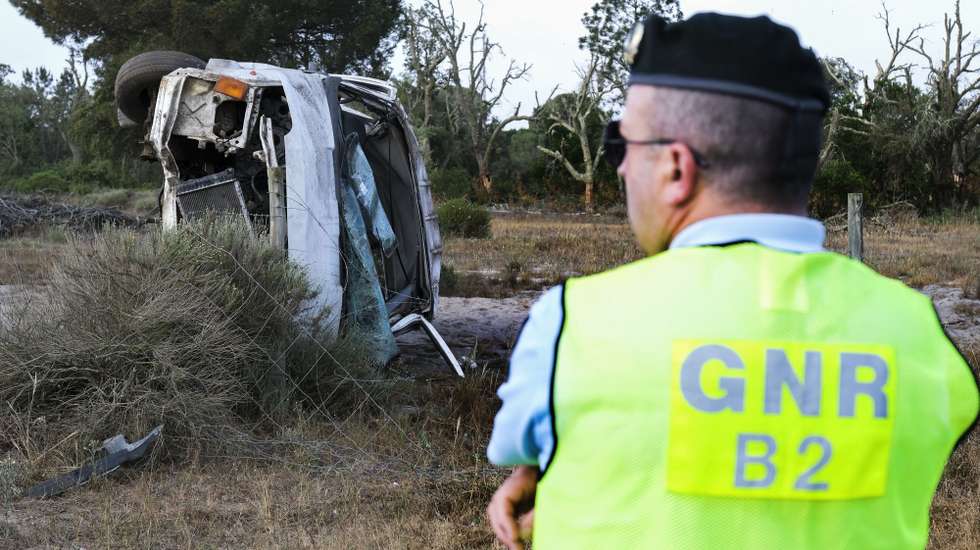 Veículo que se despistou provocando nove feridos, dois dos quais são graves e foram transportados pelo helicóptero do INEM para o Hospital S. José, em AlcaCer do Sal, 04 de maio de 2023. RUI MINDERICO/LUSA