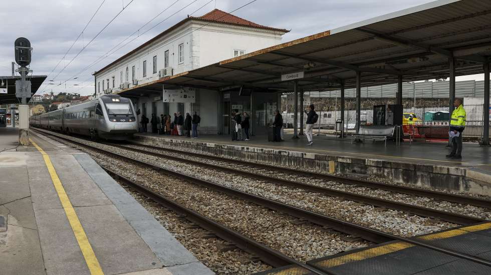 A estação de Coimbra-B é uma das paragens previstas para a passagem do comboio de alta velocidade, Coimbra, 8 de janeiro de 2024. A Câmara de Coimbra considera a alta velocidade uma obra estratégica que deve avançar rapidamente, mesmo que tenha alguns impactos negativos no concelho, como é o caso da Quinta das Cunhas, localidade que pode desaparecer. (ACOMPANHA TEXTO DE 11 DE JANEIRO DE 2024). PAULO NOVAIS/LUSA