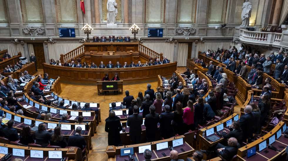 Deputados votam para a aprovação do Orçamento de Estado 2025 durante a sessão plenária de votação do Orçamento de Estado 2025, 29 de novembro de 2024. JOSÉ SENA GOULÃO/LUSA