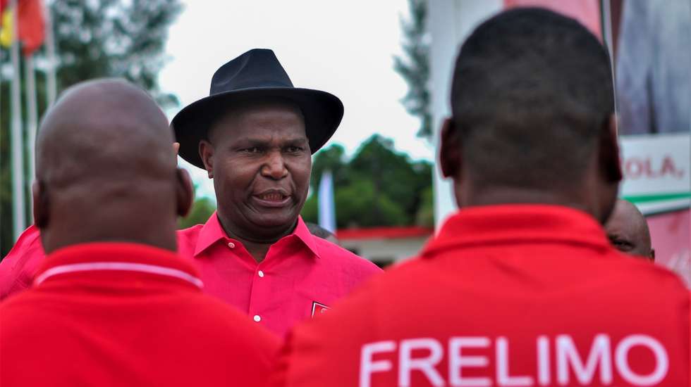 O secretário-geral da Frente de Libertação de Moçambique, Daniel Chapo, à chegada para a terceira sessão extraordinária do Comité Central do partido entre congressos, na Matola, Maputo, Moçambique, 14 de fevereiro de 2025. O Comité Central da Frelimo reúne-se hoje para eleger Daniel Chapo, já empossado chefe de Estado, como presidente do partido no poder em Moçambique. LUÍSA NHANTUMBO/LUSA