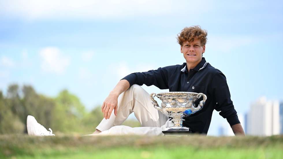epaselect epa11855634 Jannik Sinner of Italy poses with his trophy after winning the Australian Open men’s singles title in Melbourne, Australia, 27 January 2025. Sinner is celebrating his second consecutive Australian Open men’s singles title.  EPA/JAMES ROSS AUSTRALIA AND NEW ZEALAND OUT