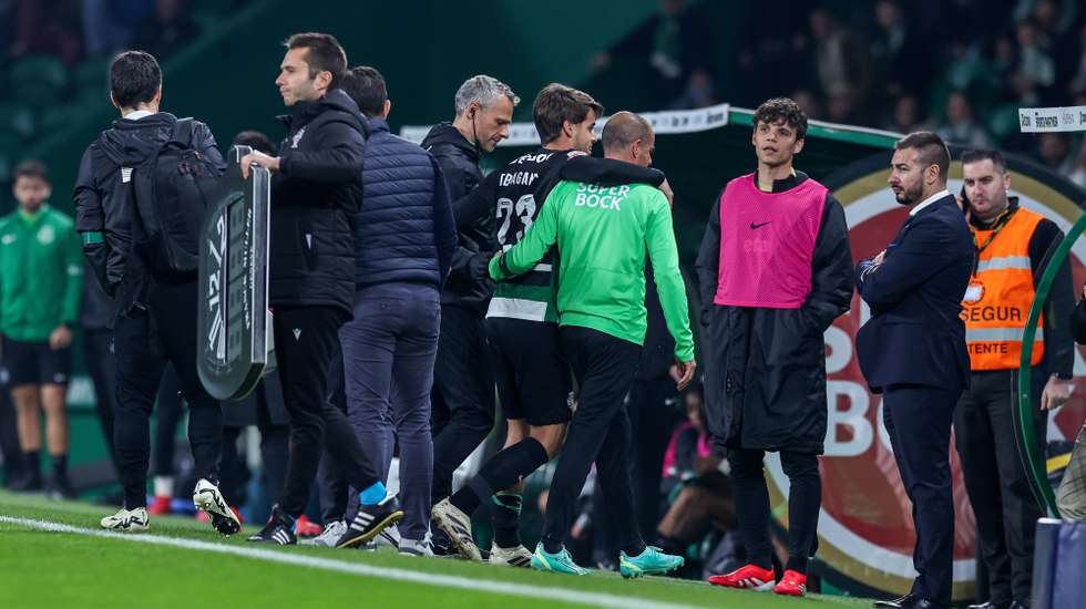 Sporting CP player Daniel Braganca is subbed off after being injured during the First League soccer match between Sporting CP and FC Arouca at Alvalade Stadium in Lisbon, Portugal, 15 February 2025. JOSE SENA GOULAO/LUSA