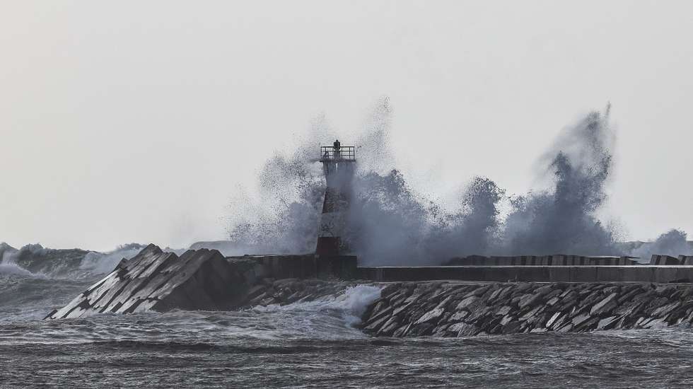 Agitação marítima provocada pelo mau tempo na Figueira da Foz. O IPMA prevê mais agitação marítima, ventos fortes, chuva e neve, com ondulação até 15 metros que coloca dez distritos sob aviso vermelho, Figueira da Foz, 29 de outubro de 2024. PAULO NOVAIS/LUSA
