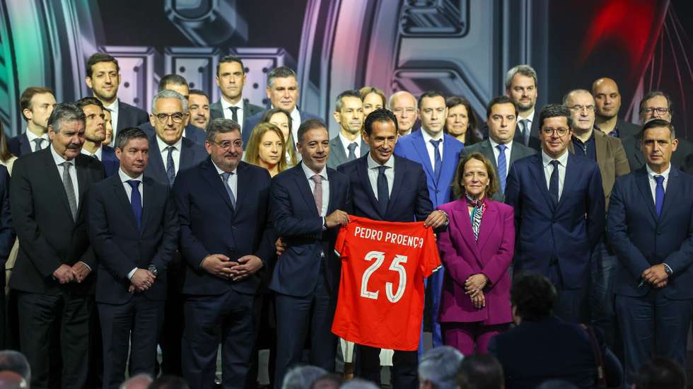 O novo presidente da Federação Portuguesa de Futebol (FPF), Pedro Proença (C-D), ladeado pelo ministro dos Assuntos Parlamentares, Pedro Duarte (C-E), posa para a fotografia de família com os novos órgãos sociais da FPF, na cerimónia de tomada de posse, na Cidade do Futebol, em Oeiras, 24 de fevereiro de 2025. Pedro Proença assume hoje a presidência da Federação Portuguesa de Futebol para o quadriénio 2024-2028, sucedendo a Fernando Gomes. MANUEL DE ALMEIDA/LUSA
