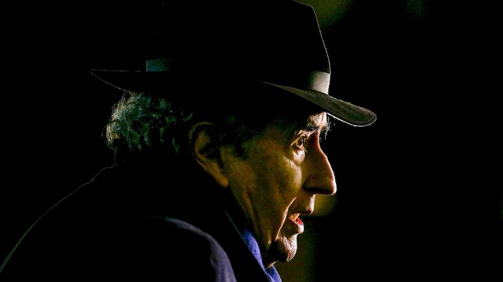 Fotografia de arquivo datada do dia 15 de março de 2016 do realizador de cinema António-Pedro Vasconcelos, morreu em Lisboa, aos 84 anos, 06 de março de 2024. Nascido em Leiria em 10 de março de 1939, António-Pedro Vasconcelos foi realizador, produtor, crítico e professor, tendo fundado o Centro Português de Cinema, como indica a biografia patente na Academia Portuguesa de Cinema. JOSÉ SENA GOULÃO / LUSA