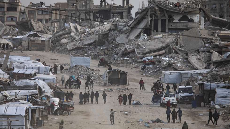 epa11976362 Displaced Palestinians carrying their belongings move towards the city center, in Gaza City, Gaza Strip, 20 March 2025, after the Israeli army issued evacuation orders for the northern areas of the city.  EPA/HAITHAM IMAD