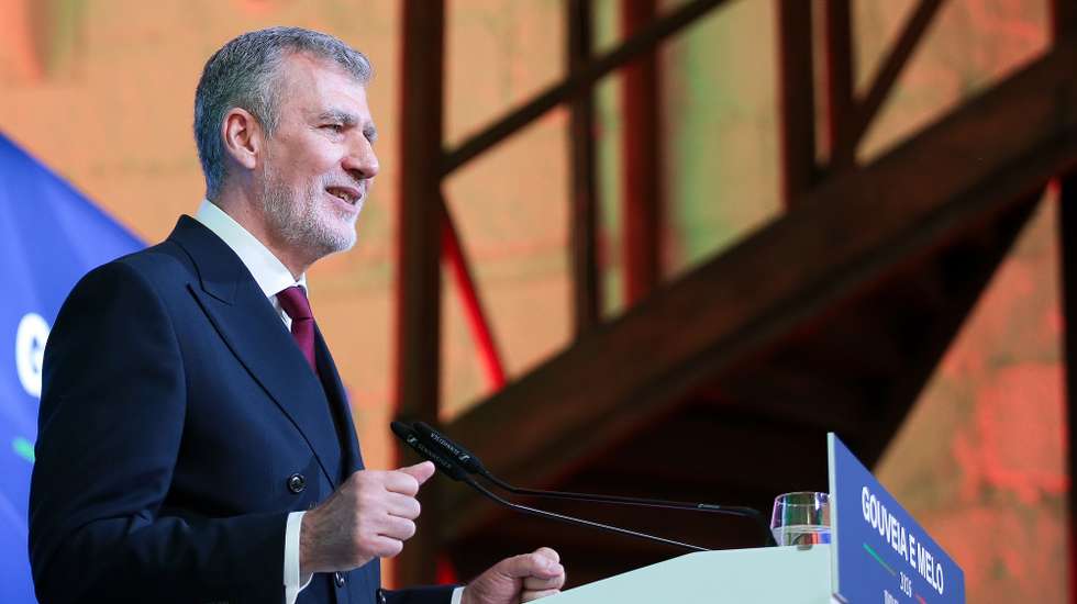 Henrique Gouveia e Melo, intervém no jantar da sua apresentação da candidatura à Presidência da República, promovido pela Associação Cívica Honrar Portugal no edifício da Alfandega, no Porto, 31 Maio 2025. MANUEL FERNANDO ARAÚJO/LUSA