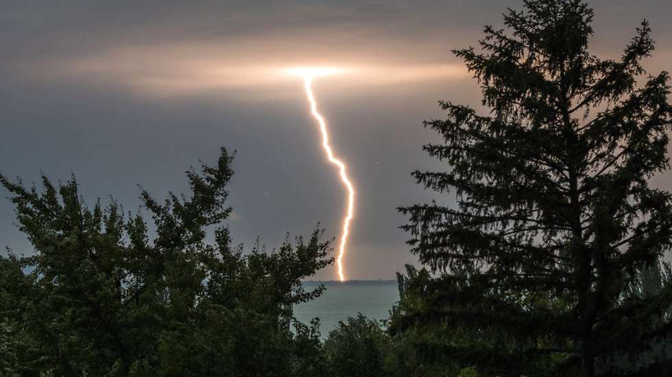 epa06129102 A lightning bolt strikes across the sky above the Lake Balaton during a thunderstorm photographed from Repfulop, 157 kms southwest of Budapest, Hungary, 06 August 2017.  EPA/BALAZS MOHAI HUNGARY OUT