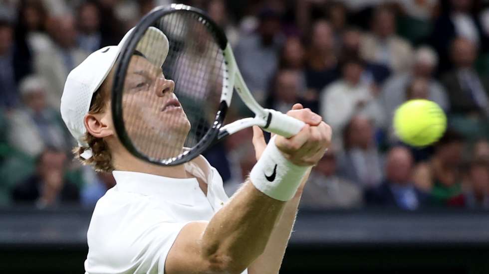 epa12223319 Jannik Sinner of Italy in action during his Men's Singles Round of 16 match against Grigor Dimitrov of Bulgaria at the Wimbledon Championships, Wimbledon, Britain, 07 July 2025.  EPA/NEIL HALL  EDITORIAL USE ONLY