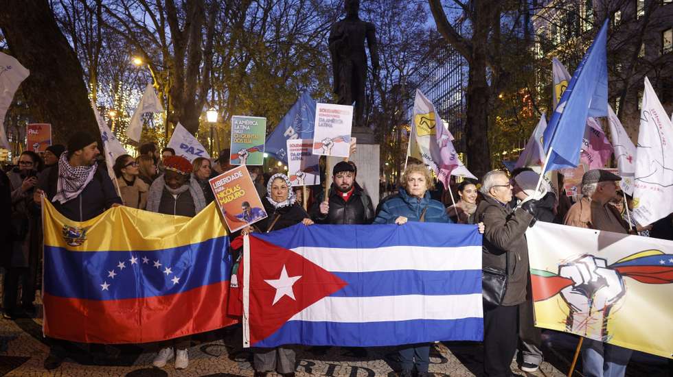 Protesters demonstrate during the "End US military aggression against Venezuela" protest organised by the Portuguese Council for Peace and Cooperation (CPPC) in Lisbon, Portugal,  5th January 2026. ANTONIO PEDRO SANTOS/LUSA