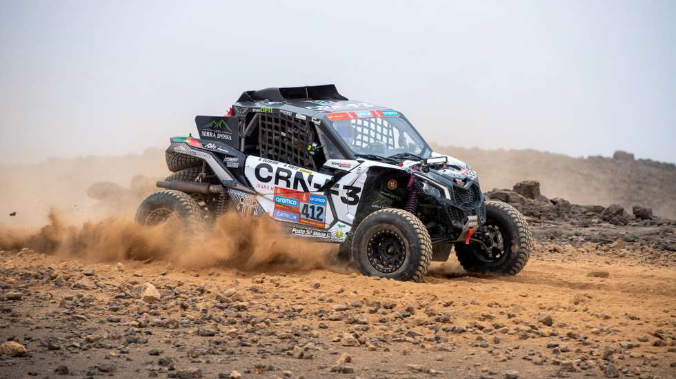 epa11813454 Alexandre Pinto of Portugal and Bernardo Oliveira of Portugal compete with their BRP Can-Am Maverick XRS Turbo RR for Old Friends Rally Team during the fourth stage of the 2025 Dakar Rally, from Al Henakiyah to Alula, Saudi Arabia, 08 January 2025.  EPA/Gerard Laurenssen