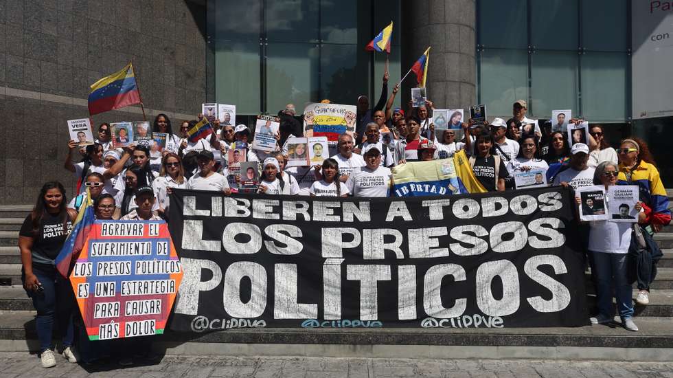 epa12755021 Relatives of political prisoners in Venezuela participate in a demonstration to denounce the failure to implement the releases announced by the authorities in Caracas, Venezuela, 18 February 2026.  EPA/MIGUEL GUTIERREZ