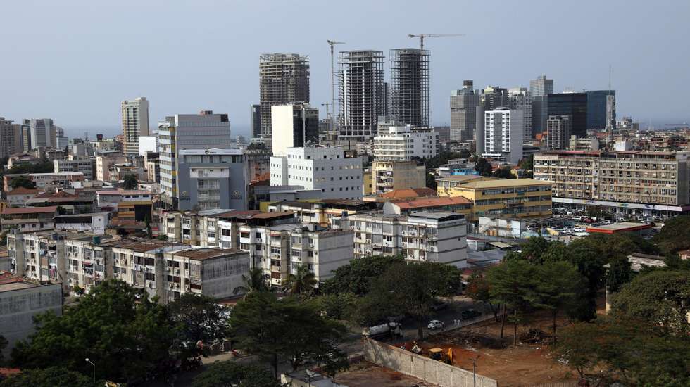 Vista de Luanda, Angola, 15 de janeiro de 2026. Luanda celebra no domingo 450 anos sob queixas de fome, desemprego e críticas à falta de saneamento e de infraestruturas básicas que agudizam o clamor dos munícipes, descontentes com a perda de identidade histórico-cultural da capital angolana. (ACOMPANHA TEXTO DA LUSA DO DIA 24 DE JANEIRO DE 2026). AMPE ROGÉRIO/LUSA