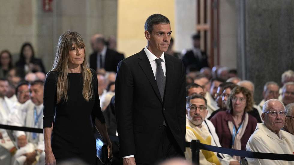 epa13028913 Spanish Prime Minister Pedro Sanchez (R) and his wife Begona Gomez (L) arrive to attend the mass officiated by Pope Leo XIV in the Sagrada Familia basilica in Barcelona, northeastern Spain, 10 June 2026. Pope Leo XIV is visiting Spain from 06 to 12 June 2026, with stops in Madrid, Barcelona, and the Canary Islands.  EPA/ALEJANDRO GARCIA