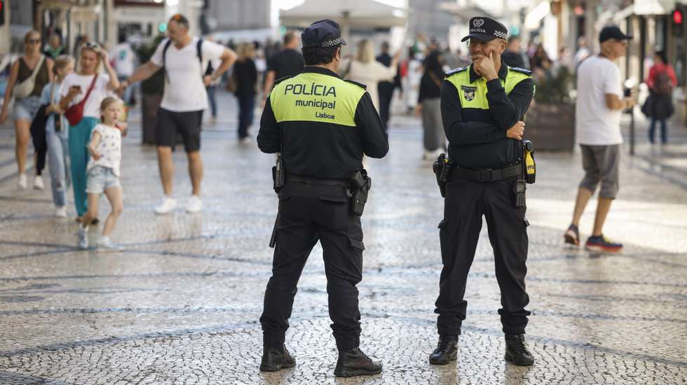 Agentes da Polícia Municipal patrulham a Rua Augusta, em Lisboa, 23 de outubro de 2024. Forças de segurança. Agentes de autoridade. Baixa pombalina. ANTÓNIO PEDRO SANTOS/LUSA