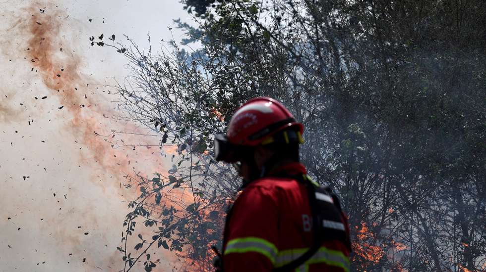 Bombeiros combatem o incêndio florestal que deflagrou ao final da tarde de segunda-feira em Rebordões, no concelho de Santo Tirso, em Burgães, 18 de agosto de 2026. ESTELA SILVA/LUSA