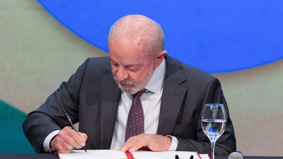 epa13263897 Brazilian President Luiz Inacio Lula da Silva signs a provisional measure banning online sports betting and casinos in Sao Paulo, Brazil, 25 September 2026.  EPA/ISAAC FONTANA