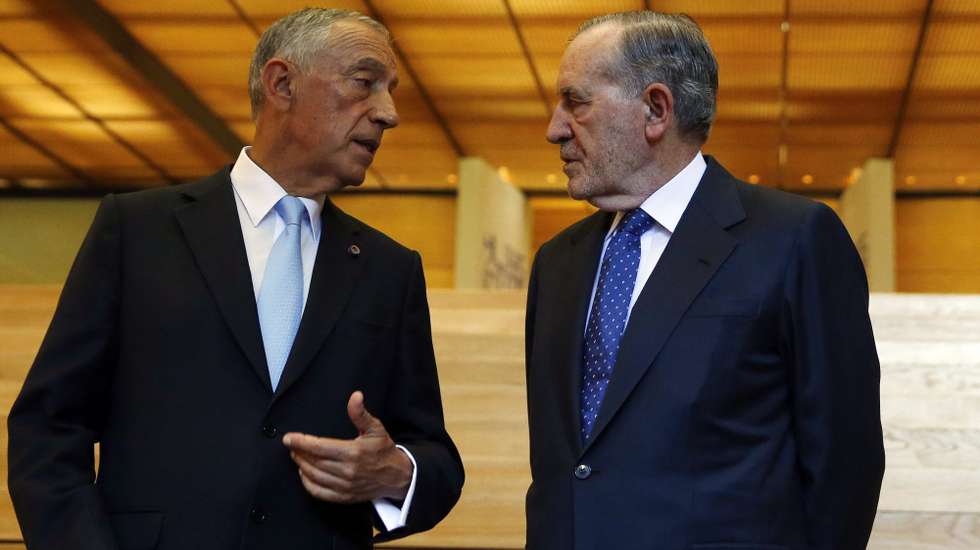 Marcelo Rebelo de Sousa e Ramalho Eanes numa cerimónia de homenagem ao antigo Presidente a 27 de junho de 2016, na Fundação Calouste Gulbenkian em Lisboa