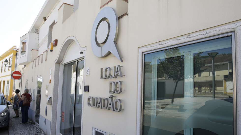 Os cidadãos em espera (com ou sem agendamento), que ultrapassem a lotação autorizada, devem aguardar fora do recinto das Lojas do Cidadão, cumprindo as regras de distanciamento social