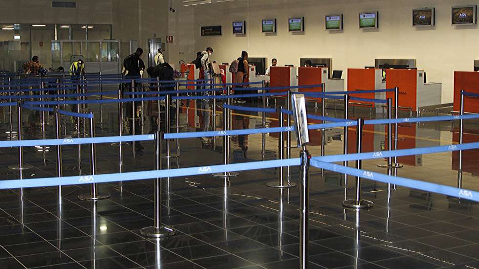 Quase duas centenas de portugueses retidos em Cabo Verde embarcaram hoje, no aeroporto internacional da Praia, no terceiro voo comercial de repatriamento organizado pela TAP no espaço de quatro dias, alguns pagando mais de 750 euros pela viagem, cidada da Praia, Cabo Verde, 28 de março de 2020. Para impedir a propagação da pandemia da covid-19 ao arquipélago, o Governo cabo-verdiano cancelou desde 19 de março as ligações aéreas desde o exterior, permitindo apenas voos de repatriamento de cidadãos estrangeiros ou para o regresso de cabo-verdianos, neste caso obrigados a um período de quarentena. FERNANDO DE PINA/LUSA