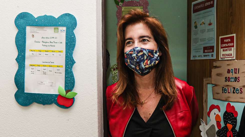 A ministra do Trabalho, Solidariedade e Segurança Social, Ana Mendes Godinho, durante a visita ao Centro Infantil Quinta dos Pardais, no âmbito do Programa de testes de diagnóstico ao novo coronavírus em creches, promovido pelo Ministério do Trabalho, Solidariedade e Segurança Social, com laboratórios de instituições científicas e académicas devidamente certificados pelo INÇA, Albufeira,13 de maio de 2020. LUÍS FORRA/LUSA