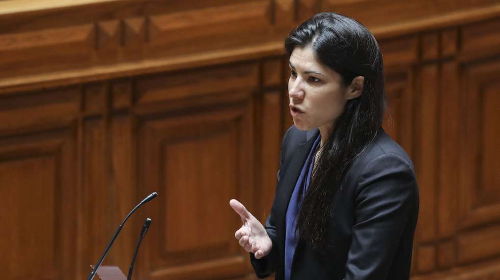 A deputada do Bloco de Esquerda (BE) Mariana Mortágua intervém no debate parlamentar que antecede a votação do texto final apresentado pela Comissão de Orçamento e Finanças que aprova o Orçamento Suplementar para 2020, na Assembleia da República, em Lisboa, 03 de julho de 2020. O parlamento deverá aprovar hoje, em votação final global, a proposta de orçamento suplementar, que se destina a responder às consequências económicas e sociais provocadas pela pandemia de covid-19. MIGUEL A. LOPES/LUSA