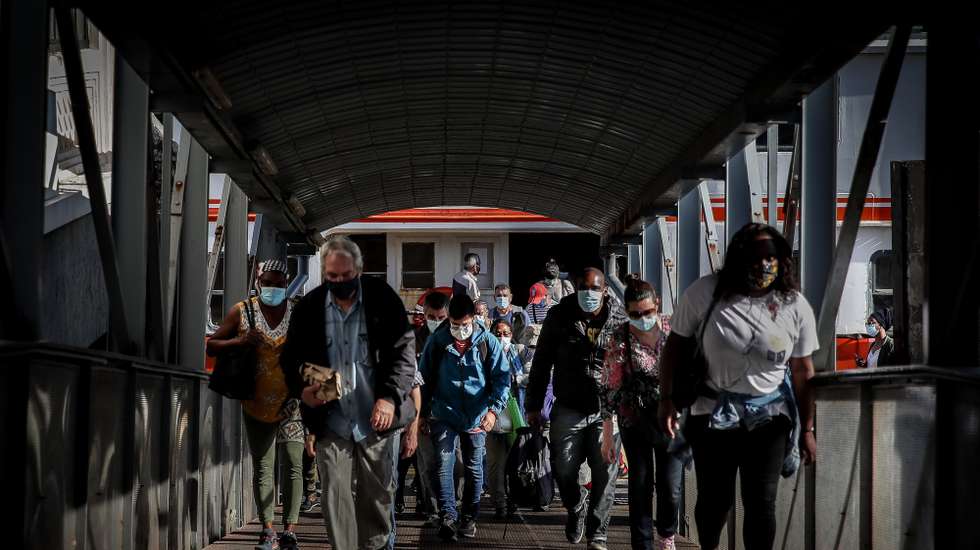 Utentes à saída de um cacilheiro da Transtejo